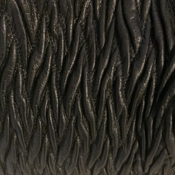 Coach used very few with a dust bag very unique design good size even for travel - Picture 4 of 17